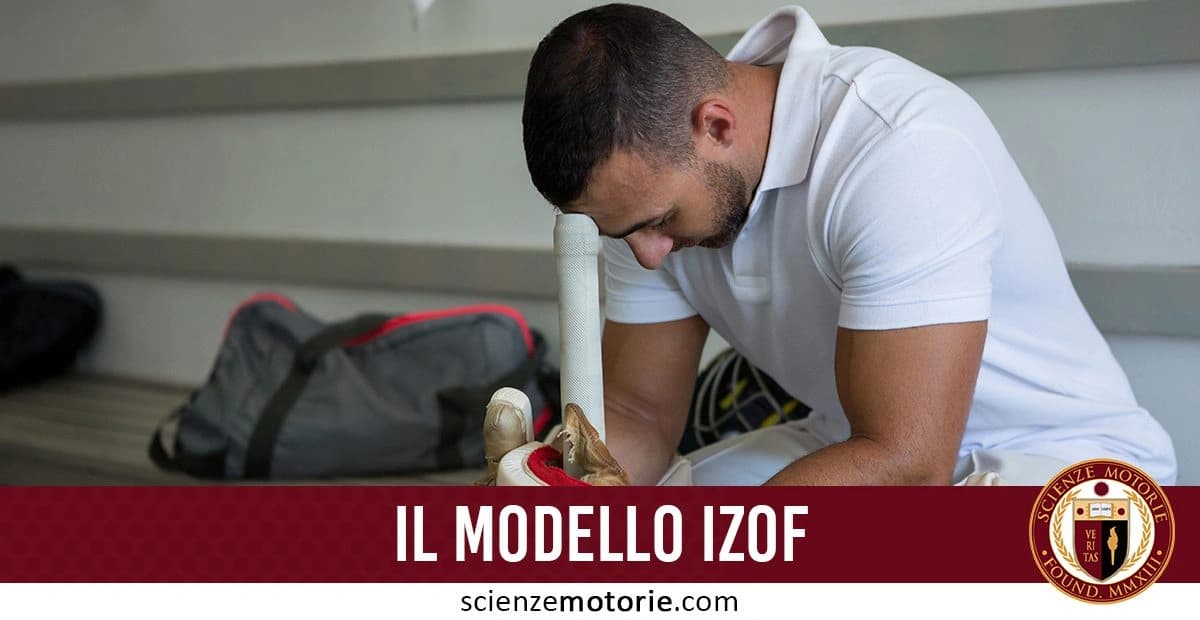 L'immagine ritrae un uomo seduto, in abbigliamento sportivo bianco, in un atteggiamento riflessivo, chinato in avanti con lo sguardo rivolto verso il basso. Sullo sfondo si notano una borsa da palestra e un bastone da baseball, elementi che richiamano l'ambiente sportivo. Nella parte inferiore dell'immagine compare un banner rosso con il testo "IL MODELLO IZOF" e il logo di ScienzeMotorie.com