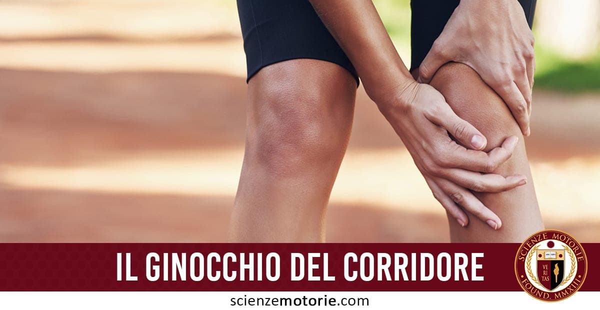 Persona che tiene il ginocchio con le mani a causa di dolore, possibile infortunio da corsa.