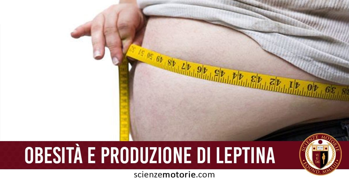 Persona in sovrappeso misura la circonferenza addominale con un metro a nastro; testo “Obesità e produzione di leptina”.