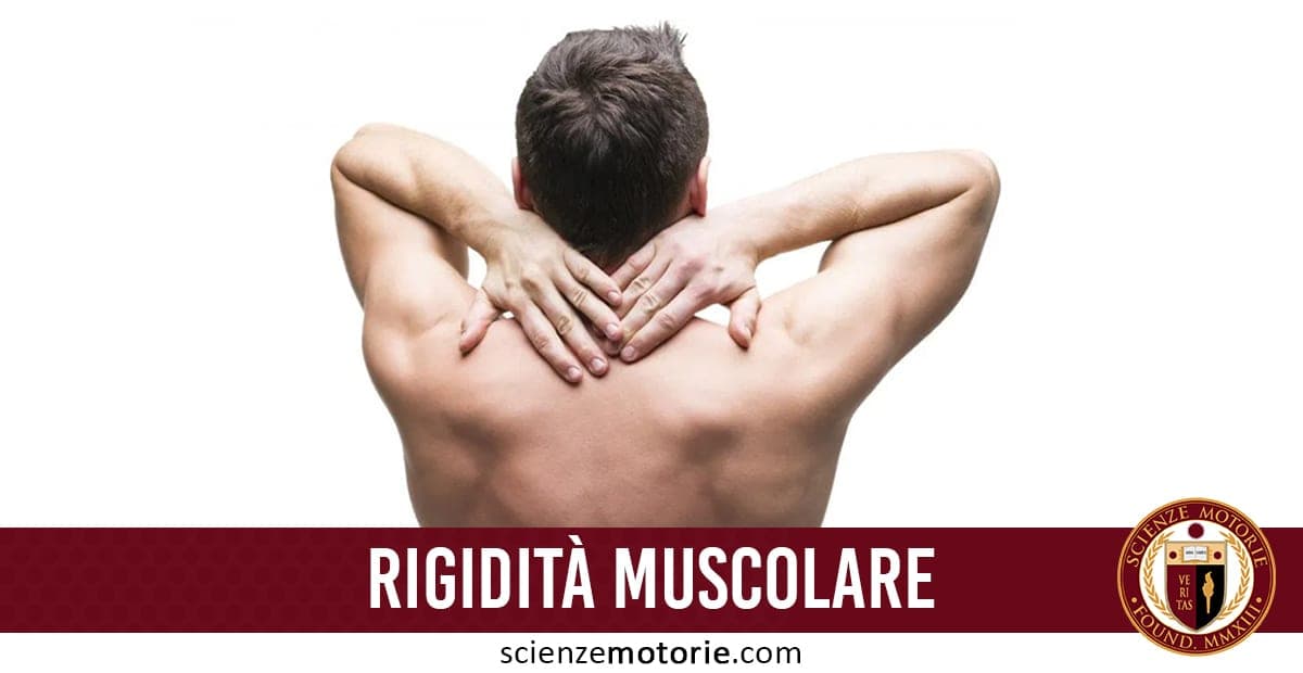 L'immagine mostra un primo piano della schiena e delle spalle di un uomo a torso nudo. L’uomo ha entrambe le mani appoggiate sulla parte superiore delle spalle, in un gesto che suggerisce rigidità o dolore muscolare. In basso è presente una fascia rossa con la scritta “RIGIDITÀ MUSCOLARE” e il logo di scienzemotorie.com