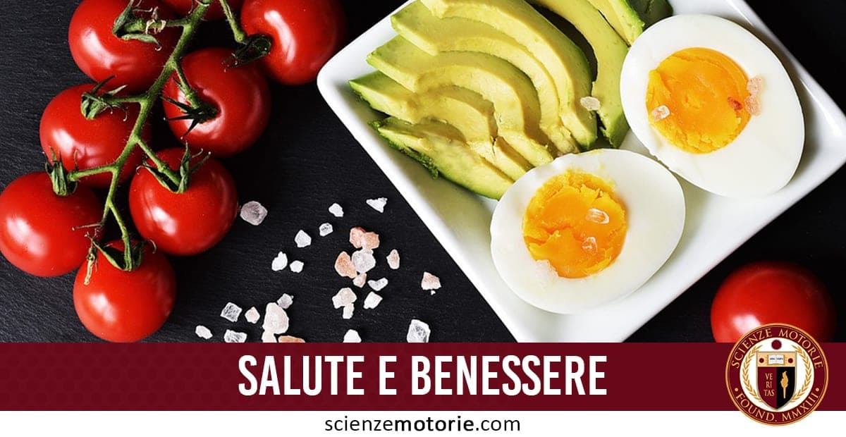 L'immagine mostra un piatto sano composto da fette di avocado, uova sode tagliate a metà e pomodori ciliegia, con sale grosso sparso sul tavolo, creando una composizione fresca e nutriente. Questo piatto è un'ottima scelta per chi cerca un'alimentazione sana, ricca di grassi sani, proteine e vitamine. L'immagine è ideale per contenuti relativi a salute, benessere, alimentazione equilibrata e ricette sane. Il testo in basso, "SALUTE E BENESSERE", è accompagnato dal logo di scienzemotorie.com