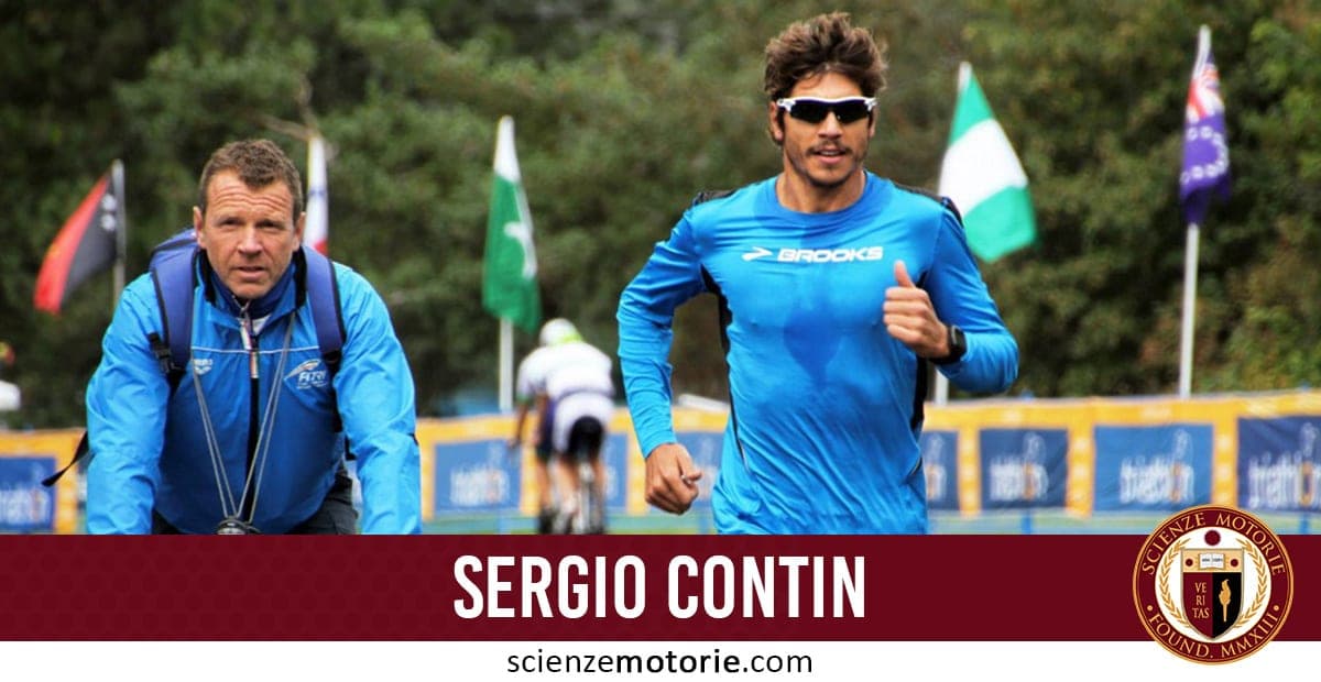 Due uomini partecipano a un evento sportivo; uno corre con occhiali da sole e maglia blu, l’altro, probabilmente un arbitro o allenatore, ha un fischietto al collo. In basso c'è il nome "Sergio Contin" e il logo Scienze Motorie.