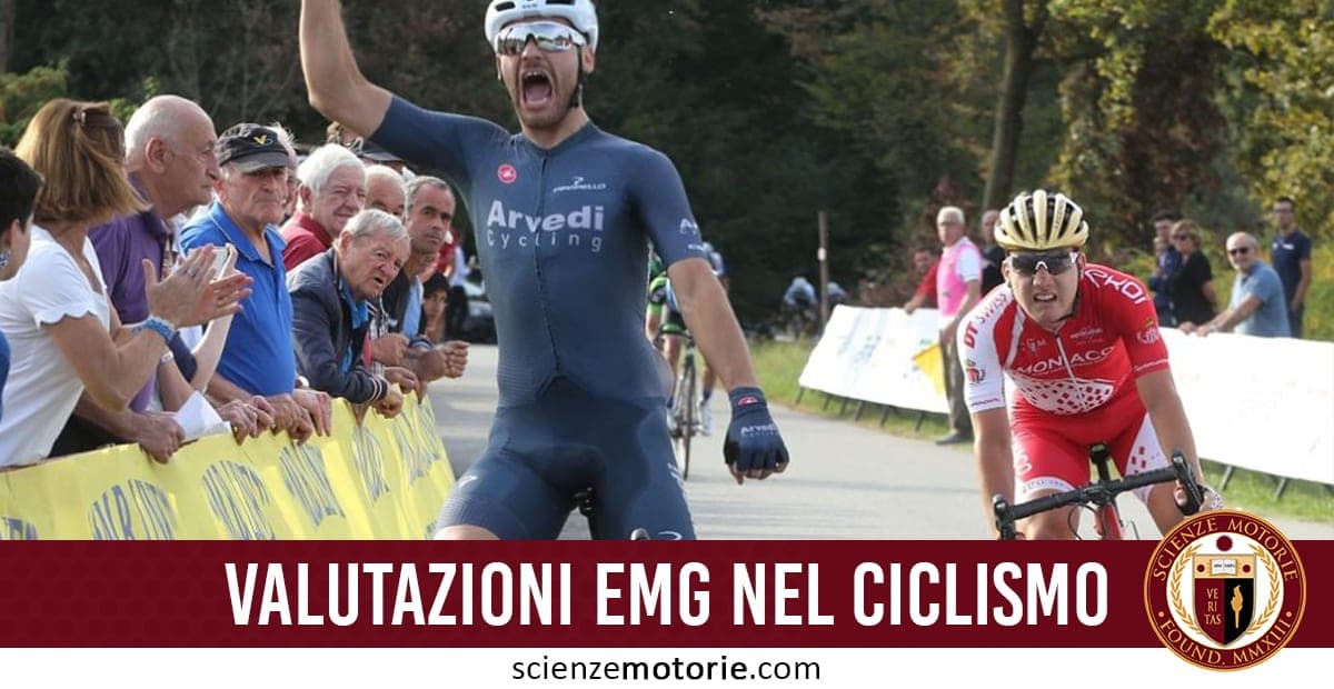 Due ciclisti tagliano il traguardo durante una gara, uno in blu esulta mentre l’altro in rosso lo segue. In basso è visibile il logo di ScienzeMotorie.com.